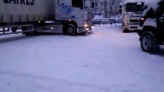 Vrachtwagen In De Sneeuw Hummer Ervoor Autoblog Nl
